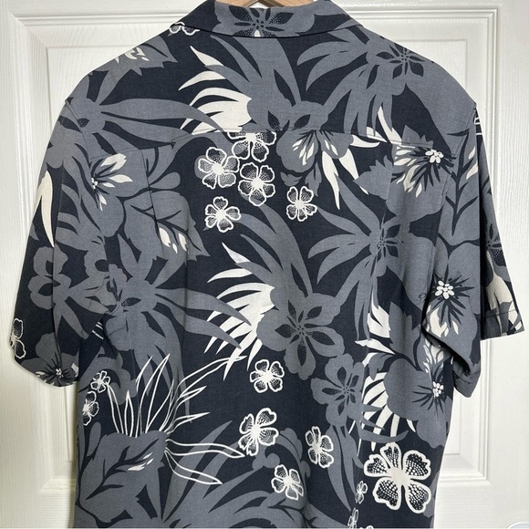Tommy Bahama Men's Medium 100% Silk Button Down Hawaiian Shirt Floral Black Gray - Picture 12 of 12